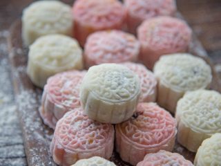 16、自制奶黄冰皮月饼，跟五仁蛋黄说拜拜,然后进月饼模压出形状，这款冰皮月饼就做好喽