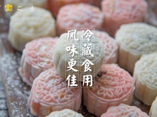 17、自制奶黄冰皮月饼，跟五仁蛋黄说拜拜,放入冰箱冷藏之后再吃，口感更好哟~