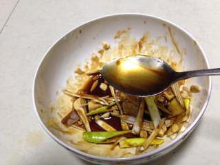 1、黑胡椒烤鸡腿,葱、姜、蒜入碗加入生抽、老抽、白糖、白胡椒粉、盐、加入料酒拌匀