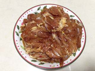 2、黑胡椒烤鸡腿,制作前取出，捡出葱、姜、蒜不要