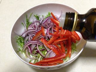 3、黑胡椒烤鸡腿,材料入碗，加入苹果醋、橄榄油