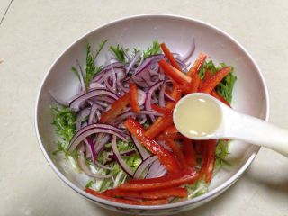 4、黑胡椒烤鸡腿,最后加入蜂蜜拌匀即可