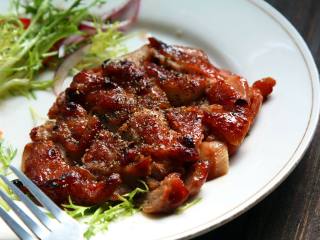 5、黑胡椒烤鸡腿,烤好后取出，切块表面现磨出细粒胡椒碎，搭配沙拉即可食用