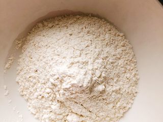 1、芝士培根披萨,取50克高筋自发粉。