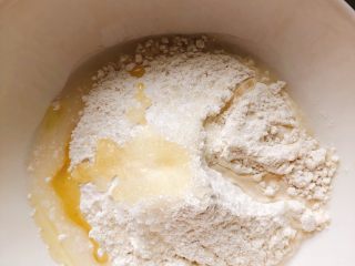 2、芝士培根披萨,加入半勺盐、1勺半糖、2勺橄榄油。