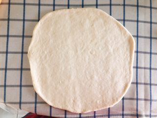 8、芝士培根披萨,松软后用擀面杖擀成圆饼。