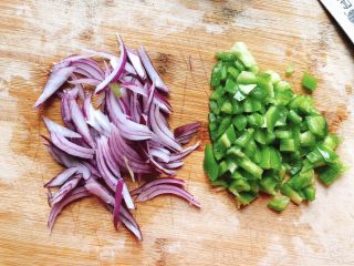 11、芝士培根披萨,洋葱切丝、青椒切丁。