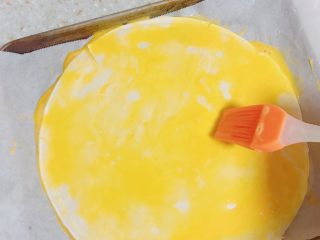 1、自制版披萨,手抓饼平铺在烤盘内刷一层鸡蛋液