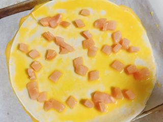 2、自制版披萨,直接再撒上鸡胸肉（切丁），放入烤箱200度烤4分钟（每家烤箱不一样，温度时间不一样，自己掌握）