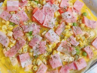 4、自制版披萨,撒上莳萝草碎和意大利香草碎，放入烤箱继续烤5分钟。