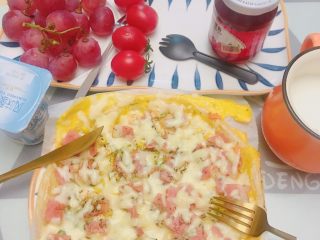 7、自制版披萨,可以自己搭配点果酱，我配了番茄酱和沙拉酱，味道真的很棒！