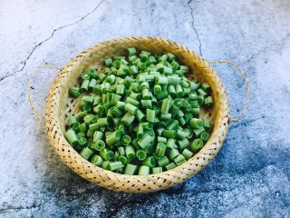 3、四季豆时蔬丁虾仁小炒,把四季豆切成1厘米左右的丁。