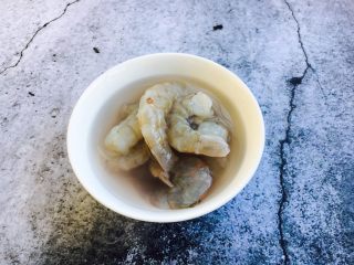 4、四季豆时蔬丁虾仁小炒,鲜虾去头去皮，挑去虾线，放入少许小苏打和适量水把虾仁抓一抓，然后用清水清洗干净，沥干水分。