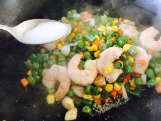 12、四季豆时蔬丁虾仁小炒,淋入1勺水淀粉勾芡。