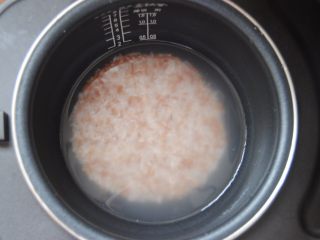 2、鲜虾沙拉饭团,淘洗两次后放入水到2的水位处，启动煮饭键，接下来就可以处理其他食材了