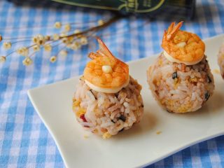 13、鲜虾沙拉饭团,放上鲜虾即可