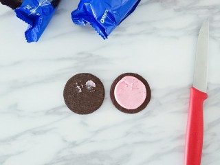 3、奥利奥咸奶油蛋糕,取一块奥利奥饼干，掰开