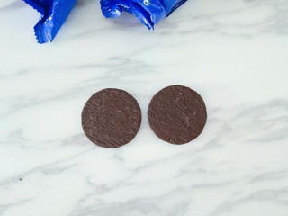 4、奥利奥咸奶油蛋糕,用水果刀把夹心刮掉