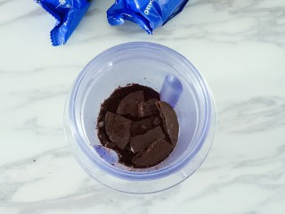5、奥利奥咸奶油蛋糕,放入料理机中，打成粉状