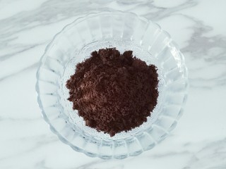 6、奥利奥咸奶油蛋糕,然后过筛出比较细腻的奥利奥饼干粉，比较大颗粒的留着备用