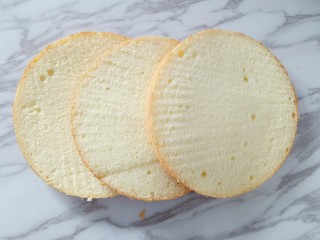 8、奥利奥咸奶油蛋糕,蛋糕切成厚度均匀的3片