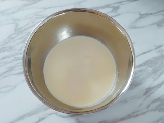 9、奥利奥咸奶油蛋糕,淡奶油倒入打蛋盆中