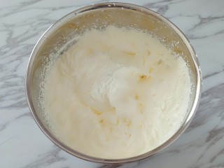 11、奥利奥咸奶油蛋糕,用打蛋器打至稍有纹路