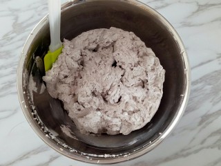 13、奥利奥咸奶油蛋糕,启动打蛋器低速搅打均匀