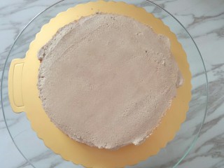 15、奥利奥咸奶油蛋糕,加适量奶油抹均匀