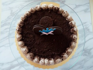 17、奥利奥咸奶油蛋糕,把周围也抹均匀奶油，蛋糕上做自己喜欢的装饰