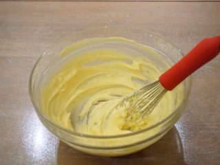 6、可可坚果,用手动打蛋器搅拌均匀(注意状态,均匀即可,千万不要打发)