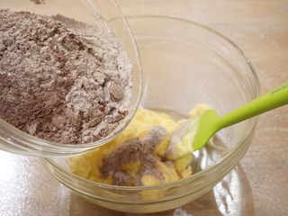 10、可可坚果,将粉类分两次加入