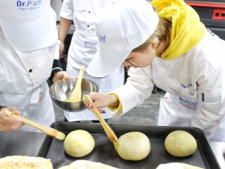 1、手工汉堡,制作面胚，刷油