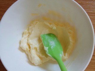 2、曲奇饼干,黄油室温软化