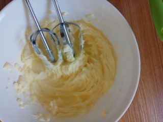 4、曲奇饼干,然后加五分之一牛奶液继续打发