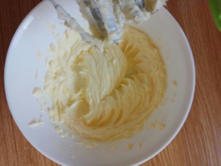 5、曲奇饼干,打发到看不到液体继续加五分之一牛奶液至到牛奶液倒完