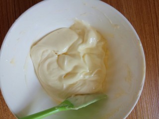 7、曲奇饼干,用刮刀把边边刮下来再用打蛋器低速转两圈