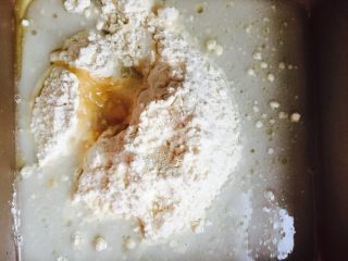 1、简单好吃的培根虾仁披萨????,饼底的所有有材料放好，盐和酵母不要放在一起