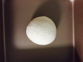 2、简单好吃的培根虾仁披萨????,揉成一个光滑的面团放入烤箱发酵至两倍大