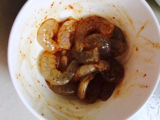 3、简单好吃的培根虾仁披萨????,乘面团发酵的时间，准备食材！基围虾拨出虾仁洗干净，加入调料腌制（根据自己口味来放调料）
