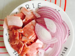 4、简单好吃的培根虾仁披萨????,培根和洋葱切一下  大小随意