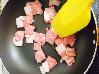 5、简单好吃的培根虾仁披萨????,培根放锅里稍微炒一下 炒出油