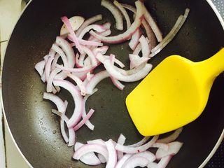 6、简单好吃的培根虾仁披萨????,洋葱也一样炒一下，炒出水分！都放到盘子里备用