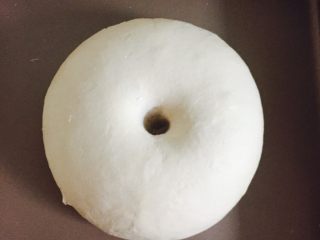 7、简单好吃的培根虾仁披萨????,观察一下面团的状态，手指沾面粉戳个洞不会回缩就已经发酵好了