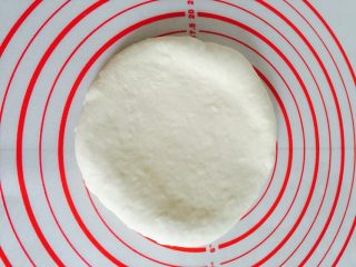 8、简单好吃的培根虾仁披萨????,轻拍排气，用擀面杖擀成一个圆形