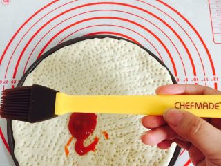 11、简单好吃的培根虾仁披萨????,倒一点披萨酱，用刷子刷一下