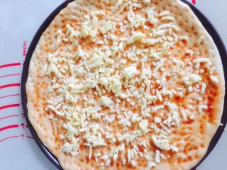 12、简单好吃的培根虾仁披萨????,撒上一层马苏里拉芝士