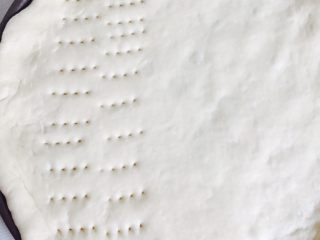 10、简单好吃的培根虾仁披萨????,用叉子叉一下，以免烤的过程中膨胀  