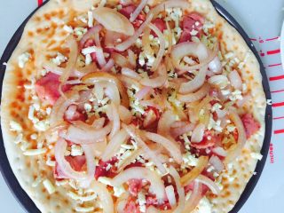 13、简单好吃的培根虾仁披萨????,放上培根和洋葱  一层一层放再撒一点点芝士
