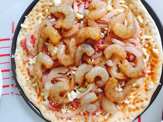 14、简单好吃的培根虾仁披萨????,摆上虾仁  